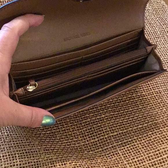 Michael Kors NWOT wallet - Picture 6 of 6